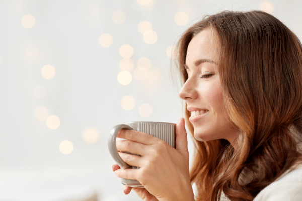 珈琲を飲んで幸せそうな女性