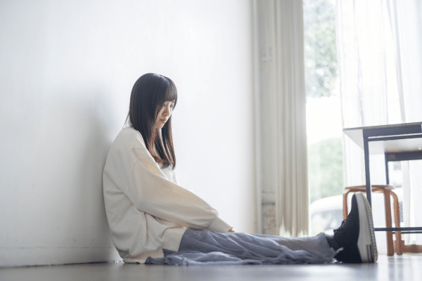 悩んでいる女性